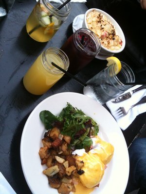 Brunch-eggs-cocktails